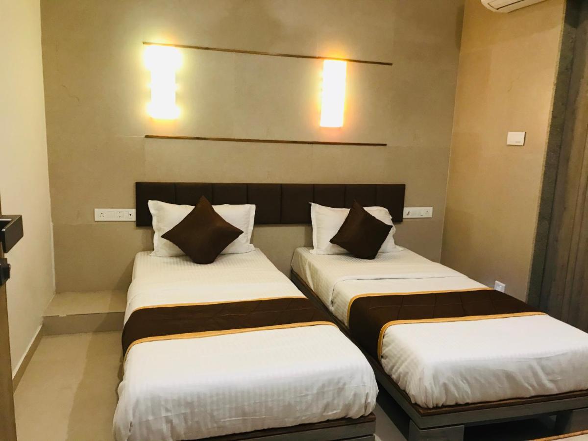 Hotel Blue Berry Gandhinagar Ngoại thất bức ảnh