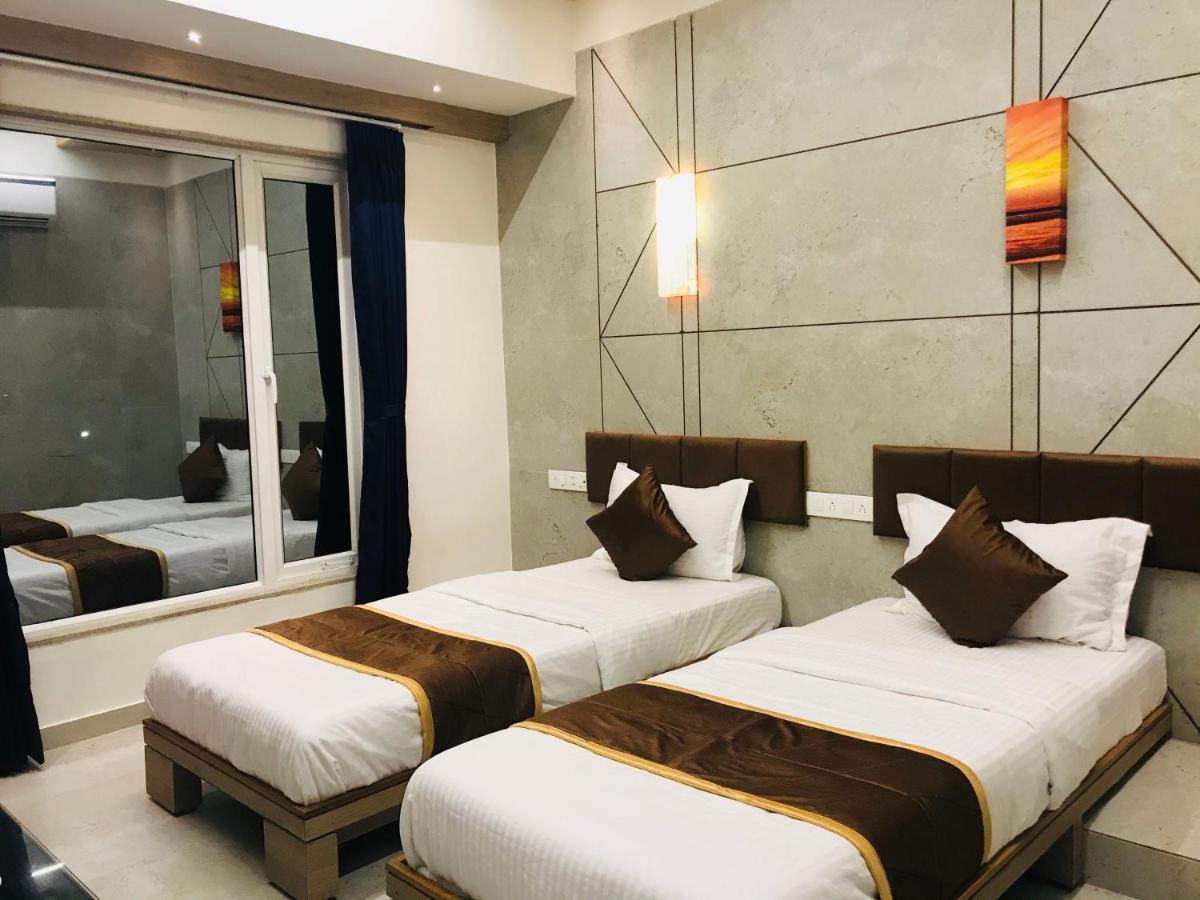 Hotel Blue Berry Gandhinagar Ngoại thất bức ảnh